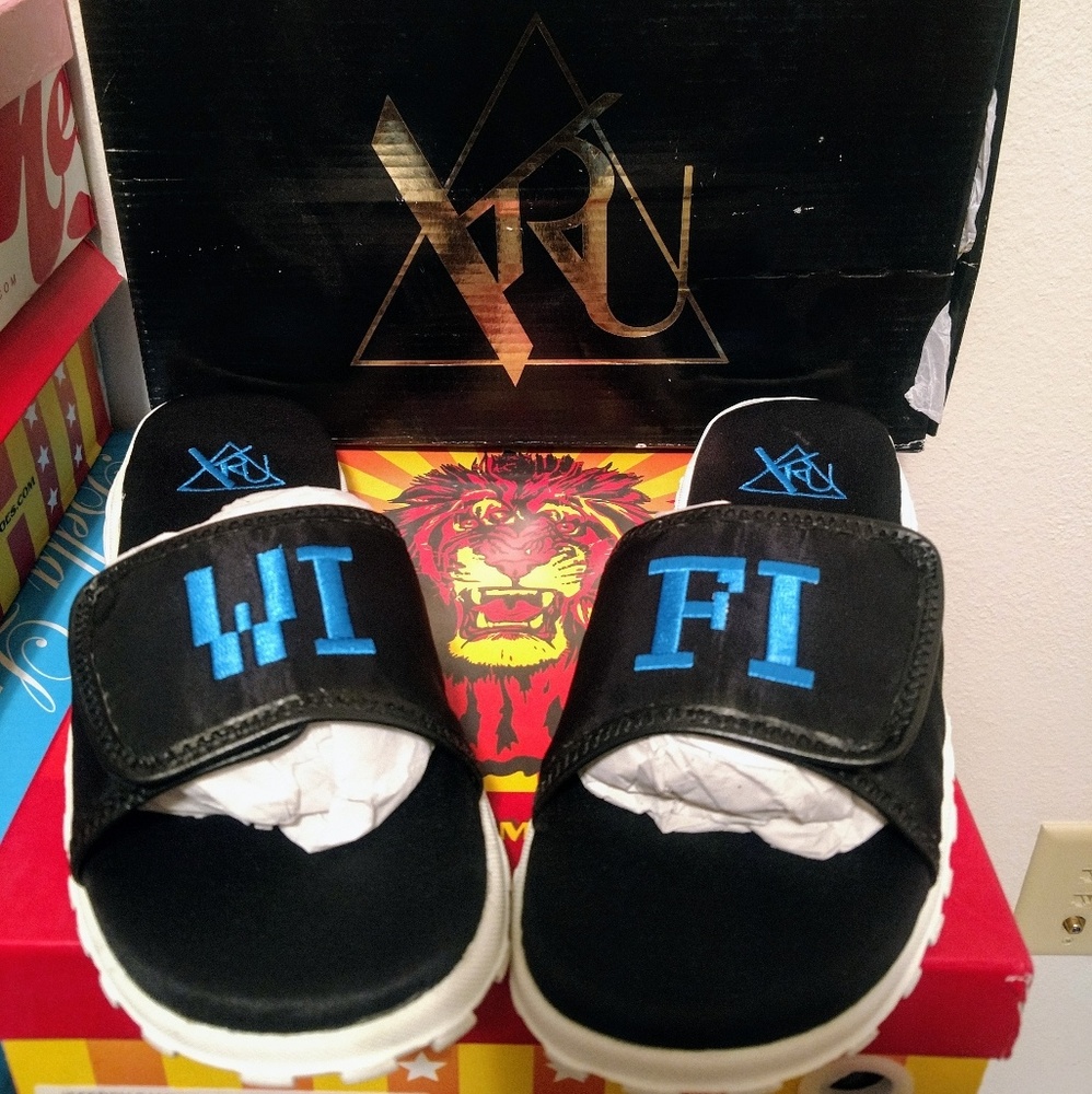 YRU Wi-Fi Sandals